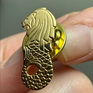 Gold-Tone Lion Lapel Pin Singapore Merlion Lapel Broach MERMAID LION PIN